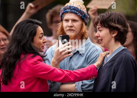 Victoria Virasingh, candidata al Congresso democratico nel 8th° distretto della Virginia, parla con una donna che aveva appena condiviso un'esperienza personale traumatica con altri manifestanti pro-scelta della Corte Suprema. Il rally è stato uno dei tanti eventi a favore della scelta alla Corte Suprema da quando un progetto di parere trapelato in Dobbs contro JWHO ha rivelato che i giudici hanno votato per rovesciare Roe contro Wade e revocare il diritto federale di accesso all'aborto. (Foto di Allison Bailey/NurPhoto) Foto Stock