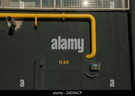 contesto urbano - metropolitano, sistema di ventilazione, tubo giallo in evidenza su una parete di fondo scura e griglie metalliche ideali per sfondi urbani. Foto Stock