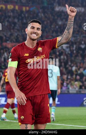 Lorenzo Pellegrini di AS Roma si accorge durante la partita semifinale della UEFA Conference League di seconda tappa tra AS Roma e Leicester City FC il 5 maggio 2022 a Roma, Italia. (Foto di Giuseppe Maffia/NurPhoto) Foto Stock