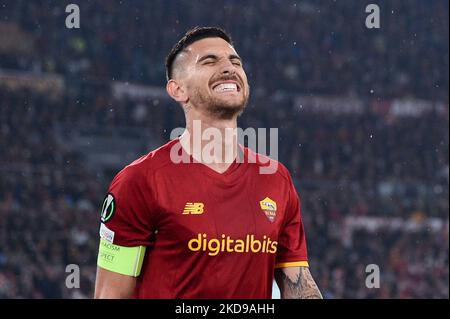 Lorenzo Pellegrini di AS Roma reagisce durante la partita semifinale della UEFA Conference League di seconda tappa tra AS Roma e Leicester City FC il 5 maggio 2022 a Roma. (Foto di Giuseppe Maffia/NurPhoto) Foto Stock