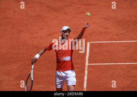 Novak Djokovic di Serbia gioca a nella loro partita di quarto di finale contro Hubert Hurkacz di Polonia durante il giorno nove del Mutua Madrid Open a la Caja Magica il 06 maggio 2022 a Madrid, Spagna (Foto di Oscar Gonzalez/NurPhoto) Foto Stock