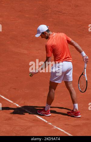 Novak Djokovic di Serbia gioca a nella loro partita di quarto di finale contro Hubert Hurkacz di Polonia durante il giorno nove del Mutua Madrid Open a la Caja Magica il 06 maggio 2022 a Madrid, Spagna (Foto di Oscar Gonzalez/NurPhoto) Foto Stock