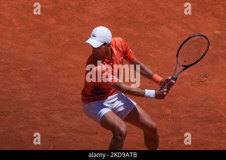 Novak Djokovic di Serbia gioca a nella loro partita di quarto di finale contro Hubert Hurkacz di Polonia durante il giorno nove del Mutua Madrid Open a la Caja Magica il 06 maggio 2022 a Madrid, Spagna (Foto di Oscar Gonzalez/NurPhoto) Foto Stock