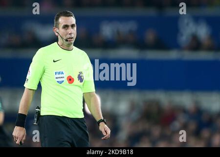 Everton, Regno Unito. 05th Nov 2022. L'arbitro David Coote guarda. Incontro Premier League, Everton contro Leicester City al Goodison Park di Liverpool sabato 5th novembre 2022. Questa immagine può essere utilizzata solo per scopi editoriali. Solo per uso editoriale, licenza richiesta per uso commerciale. Nessun utilizzo nelle scommesse, nei giochi o nelle pubblicazioni di un singolo club/campionato/giocatore. pic di Chris Stading/Andrew Orchard SPORTS photography/Alamy Live news Credit: Andrew Orchard SPORTS photography/Alamy Live News Foto Stock