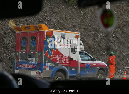 Un'ambulanza sul lato della strada vicino alla centrale idroelettrica di Machu Picchu a Santa Teresa. Giovedì, 21 aprile 2022, a Santa Teresa, Cusco, Perù. (Foto di Artur Widak/NurPhoto) Foto Stock