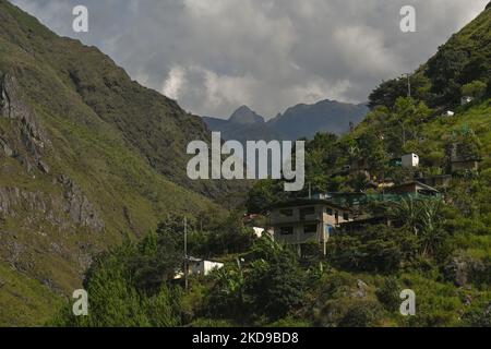 Montagne vicino alla centrale idroelettrica di Machu Picchu. Giovedì, 21 aprile 2022, a Santa Teresa, Cusco, Perù. (Foto di Artur Widak/NurPhoto) Foto Stock