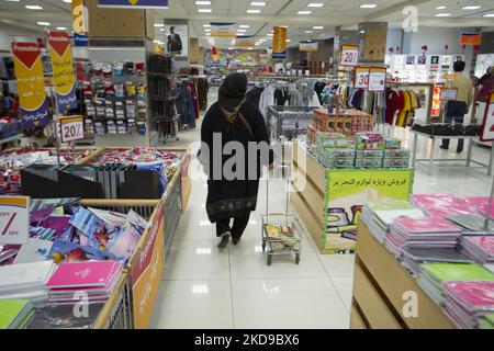 Una donna iraniana che trasporta i prodotti da un carrello mentre cammina a Megamall di Teheran il 30 settembre 2013. (Foto di Morteza Nikoubazl/NurPhoto) Foto Stock