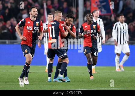 Albert Gudmundsson di Genova CFC festeggia il primo goal durante la Serie A match tra Genova CFC e FC Juventus il 6 maggio 2022 a Genova. (Foto di Giuseppe Maffia/NurPhoto) Foto Stock