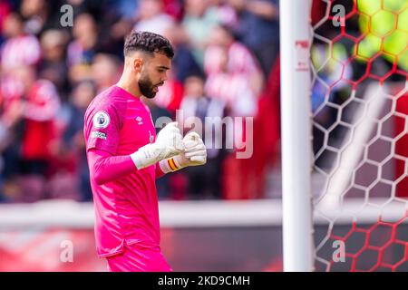 David Raya di Brentford festeggia dopo aver segnato la partita della Premier League tra Brentford e Southampton al Brentford Community Stadium di Brentford sabato 7th maggio 2022. (Foto di Federico Maranesi/ MI News/NurPhoto) Foto Stock