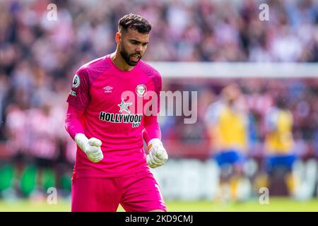 David Raya di Brentford festeggia dopo aver segnato la partita della Premier League tra Brentford e Southampton al Brentford Community Stadium di Brentford sabato 7th maggio 2022. (Foto di Federico Maranesi/ MI News/NurPhoto) Foto Stock