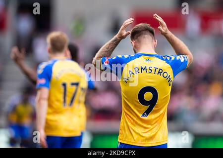 Adam Armstrong di Southampton gesta durante la partita della Premier League tra Brentford e Southampton al Brentford Community Stadium di Brentford sabato 7th maggio 2022. (Foto di Federico Maranesi /MI News/NurPhoto) Foto Stock