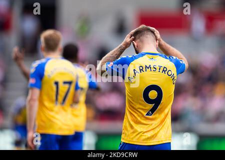 Adam Armstrong di Southampton gesta durante la partita della Premier League tra Brentford e Southampton al Brentford Community Stadium di Brentford sabato 7th maggio 2022. (Foto di Federico Maranesi /MI News/NurPhoto) Foto Stock