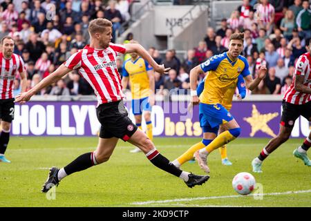 Il Kristoffer Ajer di Brentford segna i punteggi durante la partita della Premier League tra Brentford e Southampton al Brentford Community Stadium di Brentford sabato 7th maggio 2022. (Foto di Federico Maranesi/MI News/NurPhoto) Foto Stock