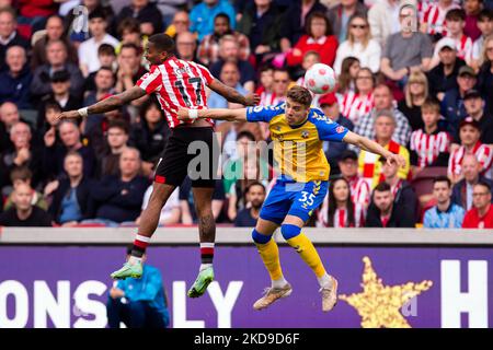 Ivan Toney di Brentford e Jan Bednarek di Southampton combattono per la palla durante la partita della Premier League tra Brentford e Southampton al Brentford Community Stadium di Brentford sabato 7th maggio 2022. (Foto di Federico Maranesi/MI News/NurPhoto) Foto Stock