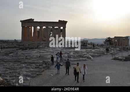 I turisti visitano l'Acropoli di Atene dopo la facilità delle misure contro COVID-19 in Grecia, il 7 maggio 2022. (Foto di Nicolas Koutsokostas/NurPhoto) Foto Stock