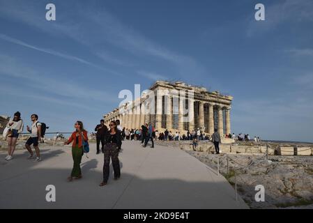 I turisti visitano l'Acropoli di Atene dopo la facilità delle misure contro COVID-19 in Grecia, il 7 maggio 2022. (Foto di Nicolas Koutsokostas/NurPhoto) Foto Stock