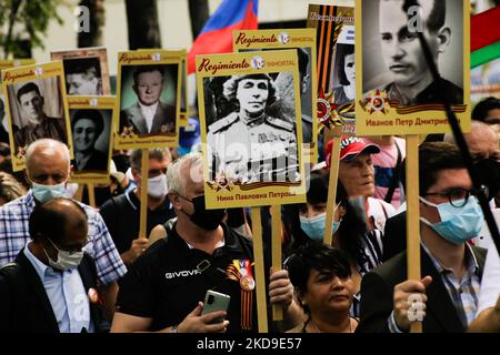 I partecipanti alla cerimonia del Reggimento Immortale di marzo, tengono poster con fotografie dei soldati morti durante la seconda guerra mondiale, a Caracas, Venezuela, il 7 maggio 2022. La marcia del reggimento immortale è una manifestazione popolare chiamata ogni 9 maggio nel contesto della Giornata della Vittoria. L'azione consiste in persone che scendono in strada con ritratti dei loro parenti morti durante la seconda guerra mondiale (Foto di Javier Campos/NurPhoto) Foto Stock