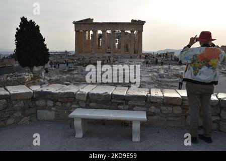 I turisti visitano l'Acropoli di Atene dopo la facilità delle misure contro COVID-19 in Grecia, il 7 maggio 2022. (Foto di Nicolas Koutsokostas/NurPhoto) Foto Stock