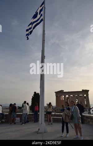 I turisti visitano l'Acropoli di Atene dopo la facilità delle misure contro COVID-19 in Grecia, il 7 maggio 2022. (Foto di Nicolas Koutsokostas/NurPhoto) Foto Stock