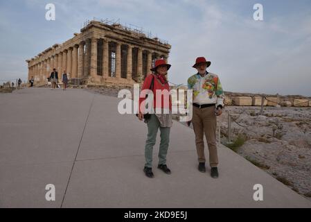 I turisti visitano l'Acropoli di Atene dopo la facilità delle misure contro COVID-19 in Grecia, il 7 maggio 2022. (Foto di Nicolas Koutsokostas/NurPhoto) Foto Stock