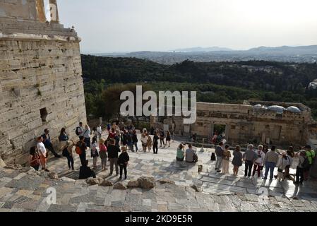 I turisti visitano l'Acropoli di Atene dopo la facilità delle misure contro COVID-19 in Grecia, il 7 maggio 2022. (Foto di Nicolas Koutsokostas/NurPhoto) Foto Stock