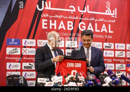 Gamal Allam, presidente della Football Association, ha dato a EHAB Galal, allenatore della nazionale egiziana, il suo T.Shirt durante Una conferenza stampa per l'Associazione calcistica egiziana per presentare il nuovo allenatore della nazionale egiziana, 'EHAB Galall' e il nuovo personale tecnico, Alla sede della Football Association domenica 8 maggio 2022 (Foto di Ayman Aref/NurPhoto) Foto Stock