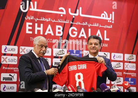 Gamal Allam, presidente della Football Association, ha dato a EHAB Galal, allenatore della nazionale egiziana, il suo T.Shirt durante Una conferenza stampa per l'Associazione calcistica egiziana per presentare il nuovo allenatore della nazionale egiziana, 'EHAB Galall' e il nuovo personale tecnico, Alla sede della Football Association domenica 8 maggio 2022 (Foto di Ayman Aref/NurPhoto) Foto Stock