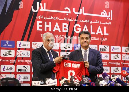 Gamal Allam, presidente della Football Association, ha dato a EHAB Galal, allenatore della nazionale egiziana, il suo T.Shirt durante Una conferenza stampa per l'Associazione calcistica egiziana per presentare il nuovo allenatore della nazionale egiziana, 'EHAB Galall' e il nuovo personale tecnico, Alla sede della Football Association domenica 8 maggio 2022 (Foto di Ayman Aref/NurPhoto) Foto Stock