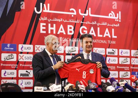 Gamal Allam, presidente della Football Association, ha dato a EHAB Galal, allenatore della nazionale egiziana, il suo T.Shirt durante Una conferenza stampa per l'Associazione calcistica egiziana per presentare il nuovo allenatore della nazionale egiziana, 'EHAB Galall' e il nuovo personale tecnico, Alla sede della Football Association domenica 8 maggio 2022 (Foto di Ayman Aref/NurPhoto) Foto Stock