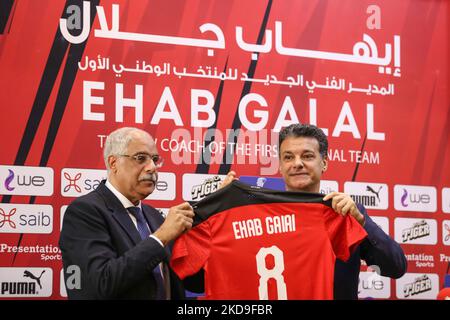 Gamal Allam, presidente della Football Association, ha dato a EHAB Galal, allenatore della nazionale egiziana, il suo T.Shirt durante Una conferenza stampa per l'Associazione calcistica egiziana per presentare il nuovo allenatore della nazionale egiziana, 'EHAB Galall' e il nuovo personale tecnico, Alla sede della Football Association domenica 8 maggio 2022 (Foto di Ayman Aref/NurPhoto) Foto Stock