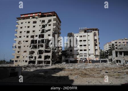 Una visione generale mostra il sito della Torre Hanadi, livellata dagli scioperi israeliani durante il conflitto israelo-palestinese nel maggio dello scorso anno(2021), a Gaza City, il 8 maggio 2022. (Foto di Majdi Fathi/NurPhoto) Foto Stock