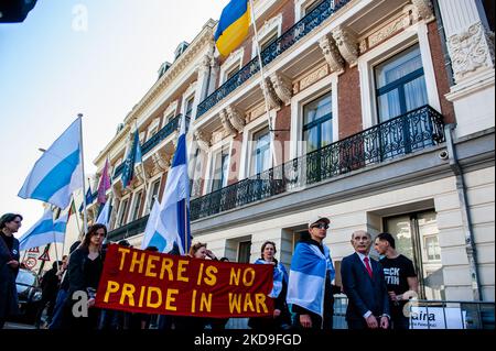 Un uomo vestito da presidente russo Vladimir Putin è in piedi ammanettato davanti all'ambasciata Ucraina, durante un processo simbolico contro di lui tenutosi all'Aia il 8th maggio 2022. (Foto di Romy Arroyo Fernandez/NurPhoto) Foto Stock