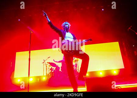 Luke Hemmings della pop rock band australiana di Sydney 5 Seconds of Summer in concerto a Carroponte, Sesto San Giovanni, Italia, il 08 2022 maggio (Foto di Mairo Cinquetti/NurPhoto) Foto Stock