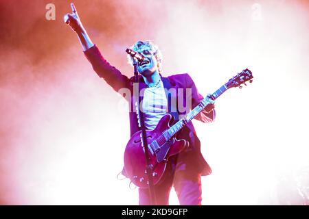 Luke Hemmings della pop rock band australiana di Sydney 5 Seconds of Summer in concerto a Carroponte, Sesto San Giovanni, Italia, il 08 2022 maggio (Foto di Mairo Cinquetti/NurPhoto) Foto Stock