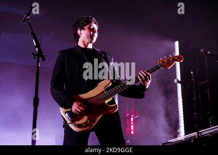 Calum Hood della pop rock band australiana di Sydney 5 Seconds of Summer in concerto a Carroponte, Sesto San Giovanni, Italia, il 08 2022 maggio (Foto di Mairo Cinquetti/NurPhoto) Foto Stock