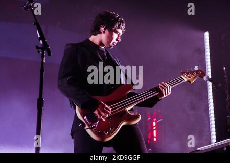 Calum Hood della pop rock band australiana di Sydney 5 Seconds of Summer in concerto a Carroponte, Sesto San Giovanni, Italia, il 08 2022 maggio (Foto di Mairo Cinquetti/NurPhoto) Foto Stock