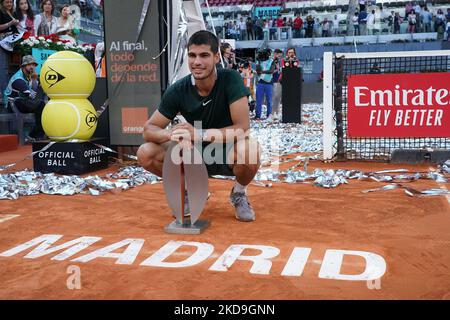 Carlos Alcaraz di Spagna festeggia con il trofeo campione dopo aver vinto contro Alexander Zverev di Germania durante la finale ATP durante il Mutua Madrid Open 2022 celebrato a la Caja Magica il 08 maggio 2022, a Madrid, Spagna (Foto di Oscar Gonzalez/NurPhoto) Foto Stock