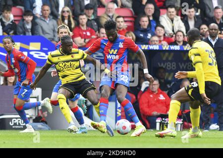 Odsonne Edouard di Crystal Palace batte per il possesso con Hassane Kamara di Watford durante la partita della Premier League tra Crystal Palace e Watford a Selhurst Park, Londra, sabato 7th maggio 2022. (Foto di Ivan Yordanov/MI News/NurPhoto) Foto Stock