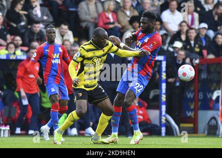 Edo Kayembe di Watford batte per il possesso con Odsonne Edouard di Crystal Palace durante la partita della Premier League tra Crystal Palace e Watford a Selhurst Park, Londra, sabato 7th maggio 2022. (Foto di Ivan Yordanov/MI News/NurPhoto) Foto Stock