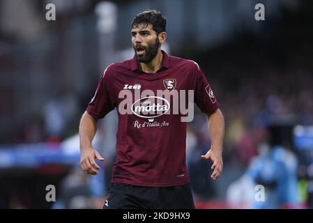 Federico Fazio di US Salernitana 1919 guarda durante la Serie Un match tra US Salernitana 1919 e Cagliari Calcio FC il 8 maggio 2022 a Salerno, Italia. (Foto di Giuseppe Maffia/NurPhoto) Foto Stock