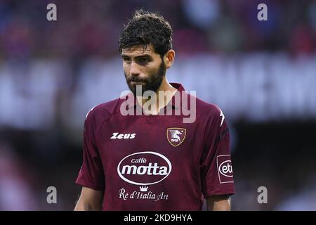 Federico Fazio di US Salernitana 1919 guarda durante la Serie Un match tra US Salernitana 1919 e Cagliari Calcio FC il 8 maggio 2022 a Salerno, Italia. (Foto di Giuseppe Maffia/NurPhoto) Foto Stock