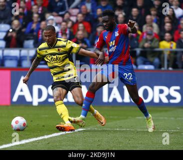 LONDRA, Regno Unito, 07 MAGGIO: L-R William Troost-Ekong di Watford sotto pressione da Odsonne Edouard di Crystal Palace durante la Premier League tra Crystal Palace e Watford al Selhurst Park Stadium, Londra il 07th maggio 2022 (Foto di Action Foto Sport/NurPhoto) Foto Stock