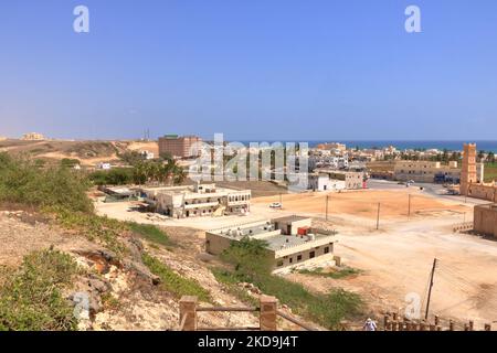 Vista costiera dall'altopiano di Taqah vicino a Salalah, Dhofar, Sultanato dell'Oman Foto Stock