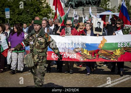 La gente tiene bandiere e ritratti russi davanti al monumento dell'esercito sovietico durante le celebrazioni della Giornata della Vittoria a Sofia, Bulgaria, 09 maggio 2022. La Bulgaria fu alleata della Germania nazista fino al 1944, ma si unì alla coalizione anti-nazista dopo l'arrivo dell'esercito sovietico. Il giorno della vittoria segna la vittoria dell'Unione Sovietica sulla Germania nazista nella seconda guerra mondiale (Foto di Georgi Paleykov/NurPhoto) Foto Stock