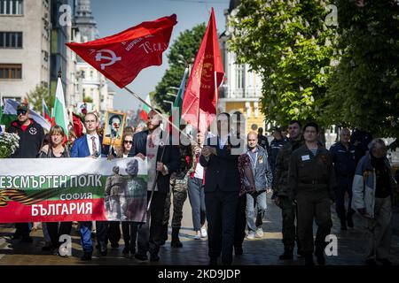 La gente tiene bandiere e ritratti russi davanti al monumento dell'esercito sovietico durante le celebrazioni della Giornata della Vittoria a Sofia, Bulgaria, 09 maggio 2022. La Bulgaria fu alleata della Germania nazista fino al 1944, ma si unì alla coalizione anti-nazista dopo l'arrivo dell'esercito sovietico. Il giorno della vittoria segna la vittoria dell'Unione Sovietica sulla Germania nazista nella seconda guerra mondiale (Foto di Georgi Paleykov/NurPhoto) Foto Stock