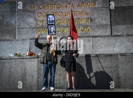 La gente tiene bandiere e ritratti russi davanti al monumento dell'esercito sovietico durante le celebrazioni della Giornata della Vittoria a Sofia, Bulgaria, 09 maggio 2022. La Bulgaria fu alleata della Germania nazista fino al 1944, ma si unì alla coalizione anti-nazista dopo l'arrivo dell'esercito sovietico. Il giorno della vittoria segna la vittoria dell'Unione Sovietica sulla Germania nazista nella seconda guerra mondiale (Foto di Georgi Paleykov/NurPhoto) Foto Stock