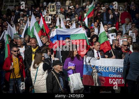 La gente tiene bandiere e ritratti russi davanti al monumento dell'esercito sovietico durante le celebrazioni della Giornata della Vittoria a Sofia, Bulgaria, 09 maggio 2022. La Bulgaria fu alleata della Germania nazista fino al 1944, ma si unì alla coalizione anti-nazista dopo l'arrivo dell'esercito sovietico. Il giorno della vittoria segna la vittoria dell'Unione Sovietica sulla Germania nazista nella seconda guerra mondiale (Foto di Georgi Paleykov/NurPhoto) Foto Stock