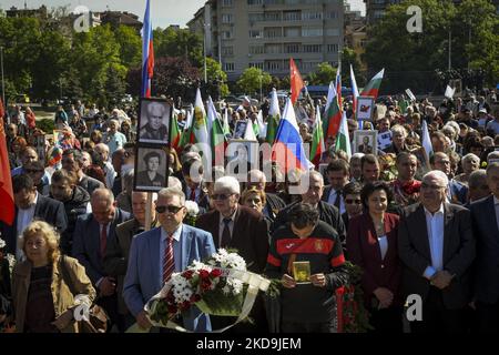 La gente tiene bandiere e ritratti russi davanti al monumento dell'esercito sovietico durante le celebrazioni della Giornata della Vittoria a Sofia, Bulgaria, 09 maggio 2022. La Bulgaria fu alleata della Germania nazista fino al 1944, ma si unì alla coalizione anti-nazista dopo l'arrivo dell'esercito sovietico. Il giorno della vittoria segna la vittoria dell'Unione Sovietica sulla Germania nazista nella seconda guerra mondiale (Foto di Georgi Paleykov/NurPhoto) Foto Stock