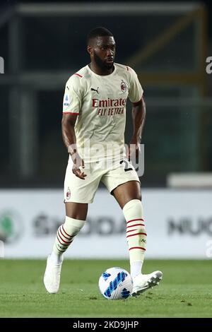 Fikayo Tomori (AC Milan) in azione durante la serie di calcio italiana A match Hellas Verona FC vs AC Milan il 08 maggio 2022 allo stadio Marcantonio Bentegodi di Verona (Photo by Francesco Scaccianoce/LiveMedia/NurPhoto) Foto Stock