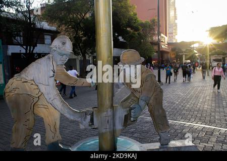 Particolare di una scultura chiamata Los Petroleros situato sul Sabana Grande Boulevard a Caracas, Venezuela, il 9 maggio 2022. (Foto di Javier Campos/NurPhoto) Foto Stock